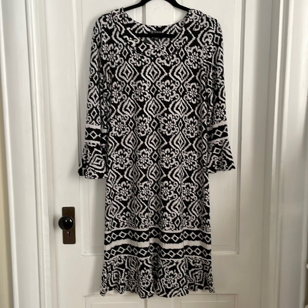 New Directions Bell Sleeve Shift Dress Geometric Contrast